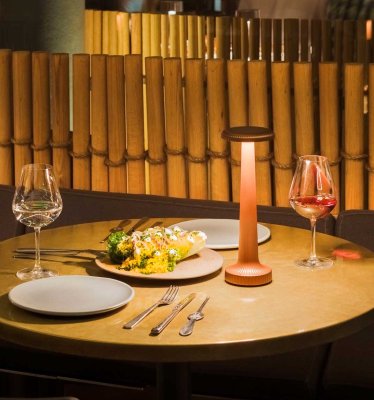 NEOZ Poppy Kabellose Tischlampe Black