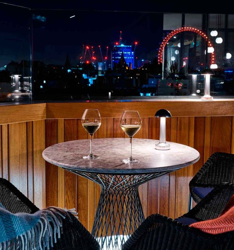 NEOZ Cooee 1c Kabellose Tischlampe Real Brass